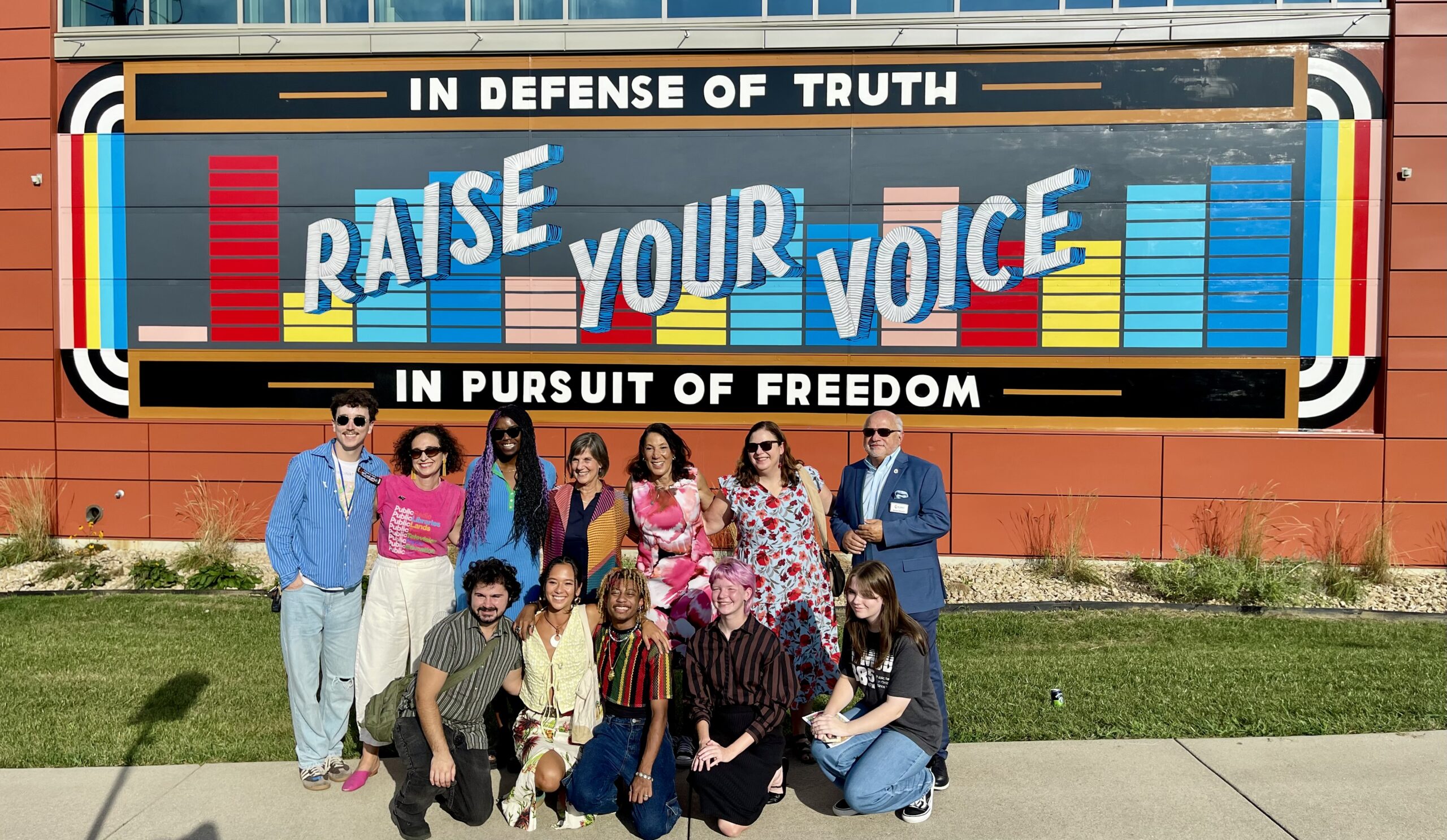 アート・デザイン・音楽 Planning and Community Action Community Gathers to Celebrate New Mural at Cincinnati Public